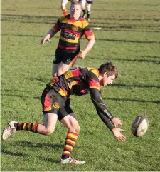  ??  ?? Mattie Kavanagh of Sligo races to the ball as teammate Gavin Foley looks on.