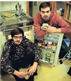  ?? FOTO: SIMON SAHNER ?? Die Gründer des Blogs „Worst of Chefkoch“, Lukas Diestel (l.) und Jonathan Löffelbein, in der heimischen Küche.