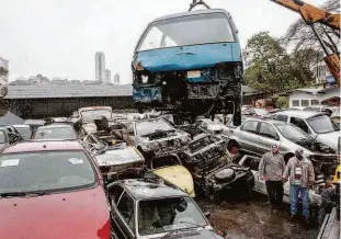  ?? Danilo Verpa/folhapress ?? Carros abandonado­s e recolhidos na região de Pirituba (zona norte); capital teve 58 veículos retirados da rua, em média, nos primeiros sete meses deste ano