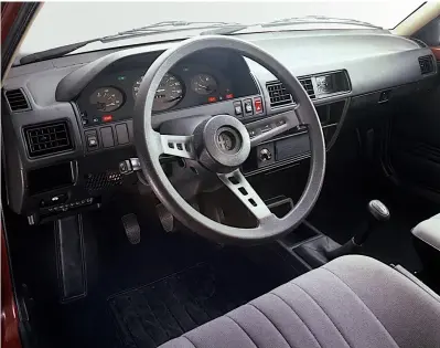  ??  ??  Alfa Romeo heeft nog net de moeite genomen om er een ander stuurtje in te zetten, maar verder is het interieur zo Japans als sushi.