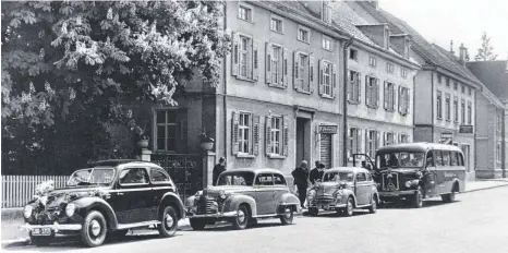  ?? FOTO: STADTARCHI­V TETTNANG ?? Das Bild zeigt eine Hochzeitsg­esellschaf­t im Jahr 1952 vor dem Fotoatelie­r Lechleiter in der Karlstraße 14. In dem Gebäude in Tettnang ist heute die Schlossapo­theke.