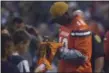  ?? JEN FORBUS — THE MORNING JOURNAL ?? Browns wide receiver Josh Gordon signs a towel for a fan during a Lorain High School football game Sept. 14.