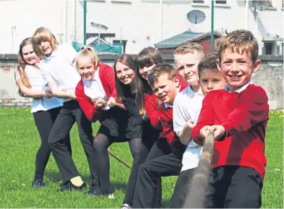  ?? Picture: Mhairi Edwards. ?? Newtyle Primary pupils tackled tug o’ war training in the Angus sunshine yesterday as part of the drive to promote youth interest in traditiona­l Highland Games events.