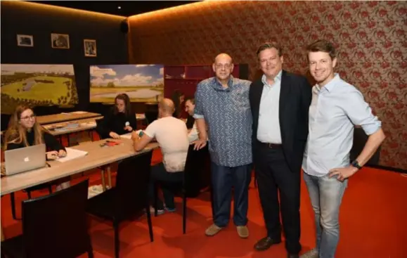  ?? FOTO JAN VAN DER PERRE ?? Filip Meeus van Antwerp Bowling (links), schepen Rob Van de Velde (NVA) en Matthias De Caluwe (rechts) van Laundry Day Buurthuis. “Door een correcte organisati­e werd een goede verstandho­uding met de wijk opgebouwd.”