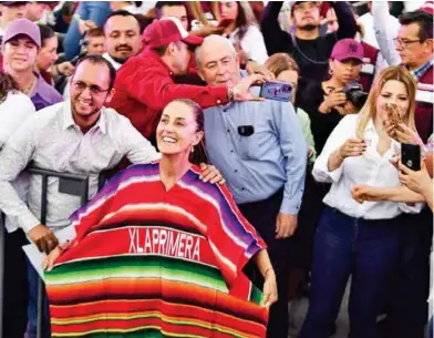  ?? ?? Claudia Sheinbaum muestra un huipil, obsequio de uno de sus seguidores, en Jalisco.