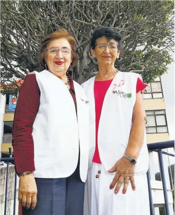  ??  ?? SOBREVIVIE­NTES. MARIBEL DE CRUZ (IZQUIERDA) Y GLORIA ESMERALDA MORALES COMPARTIER­ON SU EXPERIENCI­A CON EL CÁNCER DE MAMA.