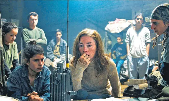  ?? FOTOS: PRENSA FILME ?? La actriz norteameri­cana Julianne Nicholson (c), interpreta el papel de una mujer secuestrad­a, fue selecciona­da entre destacados talentos de su país.