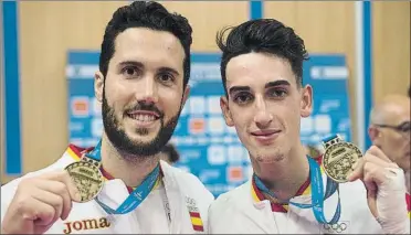  ?? FOTOS: PERE PUNTÍ, MANEL MONTILLA ?? Arriba, Raúl Martínez y Jesús Tortosa con sus oros en taekwondo. Abajo, Johann Orozco, bronce en boxeo; la selección masculina de balonmano, que peleará por la medalla de bronce, y Martina Reino, tercera en Laser Radial