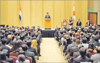  ??  ?? Shinzo Abe se reunió con la comunidad nikkei ayer en un encuentro celebrado en Luque.