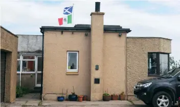  ??  ?? La casa de David Milne, con la bandera mexicana ondeando junto a la escocesa (Saltire). Así las vio Trump cuando visitó el lugar, el 18 de junio de 2016, para inaugurar un campo de golf, al cual no le ha ido muy bien, en términos económicos.