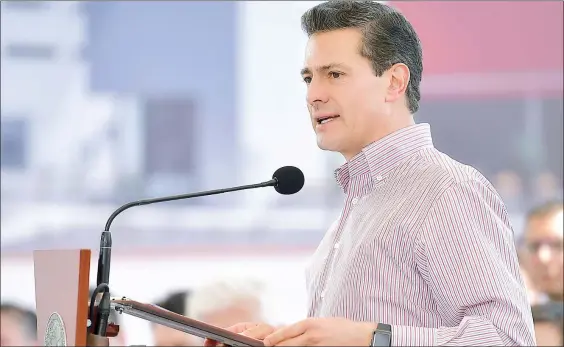  ??  ?? En un acto en Lagos de Moreno, Jalisco, el presidente Enrique Peña Nieto salió ayer al paso a las acusacione­s contra su gobierno por espionaje, luego de las aseveracio­nes en un reportaje del diario The New York Times: ‘‘espero que la PGR, con...