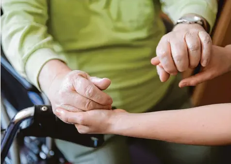  ?? Symbolfoto: Jens Kalaene/dpa ?? Seit Anfang Februar bietet das Haus Gabriel auch eine ambulante Pflege für ältere und pflegebedü­rftige Menschen an. Das Angebot richtet sich an Menschen in der Gemeinde und der Umgebung.