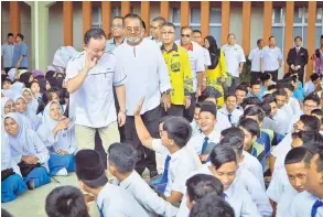  ?? — Gambar Bernama ?? APA KHABAR?: Dr Maszlee (berdiri kiri) beramah mesra bersama pelajar-pelajar tingkatan empat dan lima Sekolah Menengah Kebangsaan Rahmat ketika mengadakan lawatan kerja ke sekolah itu di Kuala Sungai Baru, dekat Alor Gajah, semalam.