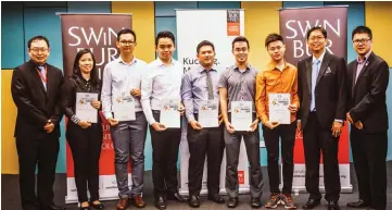  ??  ?? Simon Lau (second right) at the presentati­on of best student awards to Swinburne University of Technology Sarawak Campus’ (Swinburne Sarawak) outstandin­g civil engineerin­g students recently.