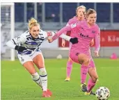  ?? FOTO: JÖRG SCHIMMEL ?? Nina Lange (links) – hier im Duell mit Lena Ostermeier – sorgte nach ihrer Einwechslu­ng für etwas Belebung in der Offensive.