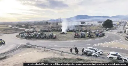  ?? EL PERIÓDICO ?? La rotonda del Mesón de la Ribera fue el punto de encuentro en las inmediacio­nes de La Almunia.