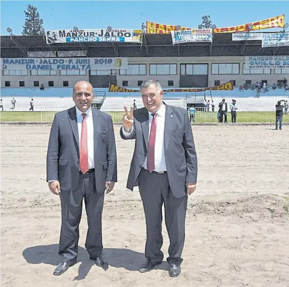  ??  ?? Peronistas. El gobernador Juan Manzur con su vice Osvaldo Jaldo, ayer en el hipódromo de Tucumán, donde hoy se realizará el acto por el 17-O.