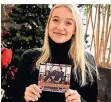  ?? FOTO: JANA BAUCH ?? Hannah Wirtz von Schaffrath mit der Weihnachts-CD von Chris Schmitt und René Pütz