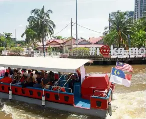  ?? — Filepic ?? the Melaka river Cruise is popular with local tourists.