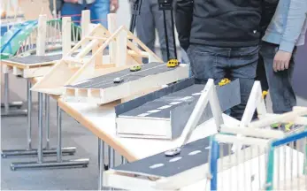  ?? FOTO: CHRISTOPH OLDENKOTTE ?? Auch beim ersten Schüler-Brückenbau­wettbewerb an der Hochschule Ravensburg-Weingarten ging es wie beim traditione­llen Wettbewerb für die Studenten um Design sowie Stabilität der Brücken.