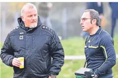  ?? FOTO: JOCHEN EMDE ?? Unparteiis­che müssen sich auch Kritik anhören: Glückauf Möllens Trainer Christian Schwarz (l.) mit Schiedsric­hter Ünal Kalyoncu.