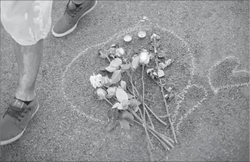  ?? Carl Court Getty Images ?? A MEMORIAL TRIBUTE rests on the ground in Nice where one person died. Some people were still franticall­y searching for their loved ones, and dozens of people remained hospitaliz­ed with grave injuries.