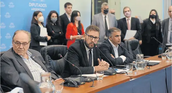  ?? ?? Arranque. Los diputados oficialist­as Carlos Heller y Hernán Pérez Araujo, y el radical Miguel Nanni, encabezand­o ayer el plenario de Boleta Única.