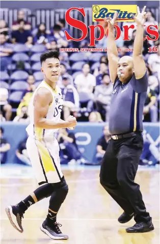  ?? RIO DELUVIO ?? SUKO NA BOSS! Tinawagan ng foul ng referee ang player ng University of Santo Tomas na si Garmy Mahinay sa isang tagpo ng laro kontra Far Eastern University nitong Miyerkoles sa Araneta Coliseum. Nakaungos ang Tigers, 76-74.