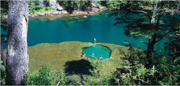  ??  ?? En el Valle del Manso uno se puede bañar en los pozones, rodeado de un paisaje de película.