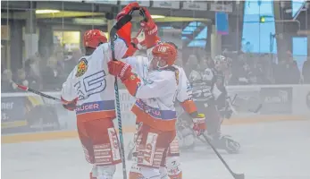  ?? FOTO: FLORIAN WOLF ?? Torjubel im Nebelmeer: Der EC Peiting (vorne) entführt beim 5:0 aus Lindau die Punkte.