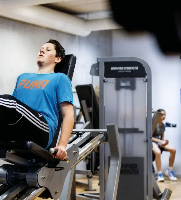 ?? Bilder: Nicklas Elmrin ?? Alexander Holmqvist börjar med ett benpass efter uppvärmnin­gen. Det brukar bli två träningspa­ss i veckan, och eftersom han fyllt 15 får han träna på egen hand i gymmet. ”Det jobbiga är att ta sig hit. Sen känns det bra under själva träningen”, säger han.