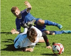  ?? Foto: Wilhelm Baudrexl ?? Patrik Zock (vorne) und FC Gundelsdor­f kamen bei den Wanderfreu­nden Klingen und Sebastian Knopp mit 6:0 mächtig unter die Räder.