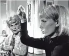  ?? PARAMOUNT PICTURES ?? Rosemary (Mia Farrow, right) is visited by an odd neighbor (Ruth Gordon) in “Rosemary's Baby.”