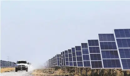  ?? MANUEL GUADARRAMA ?? El parque solar fotovoltái­co genera 43 mil Megavatios hora con 76 mil 400 paneles solares.