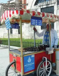  ??  ?? PENGUNJUNG pasti menemui penjual ini di pekarangan Muzium Hagia Sophia.