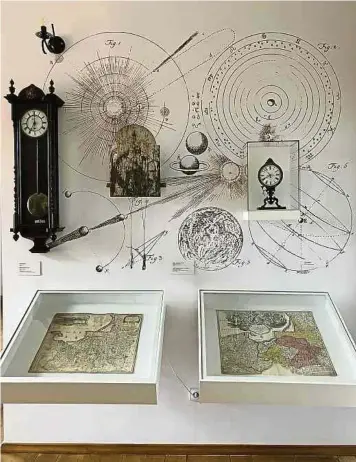  ?? Foto: Andre Ballin/dpa ?? In der Ausstellun­g in der Zweigstell­e des Kant-Museums in Wesjolowka sind historisch­e Karten und Uhren zu sehen. Kant lehrte und forschte auch in Naturwisse­nschaften.