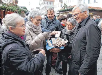  ?? FOTOS: GERD MÄGERLE ?? Nach der Eröffnung verteilte Roland Wersch Lebkuchen an die Besucher.