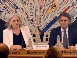  ??  ?? A Roma
Il sovrintend­ente Gasdia e il sindaco Sboarina ieri a Roma nella sede della stampa estera dove è stato presentato il 96esimo Festival lirico