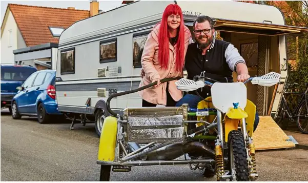  ?? Foto: Markus Brandhuber ?? Mandy und Daniel Bittner mit ihrem Sportgerät und dem selbst ausgebaute­n Wohnwagen.