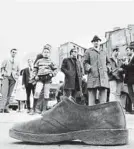  ??  ?? Ein Schuh, den Rudi Dutschke beim Schussatte­ntat auf ihn am 11. April 1968 verlor