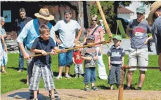  ??  ?? Handwerk und Spiele wie anno dazumal kann man beim Tag der Inklusion in Kürnbach ebenso erleben wie Kurzführun­gen durch die Sonderauss­tellung „Leben am Rand, Anderssein im Dorfalltag“.