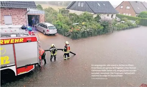  ?? FOTO: PATRICK SCHÜLLER ?? Im vergangene­n Jahr stand in Jüchen im RheinKreis Neuss ein ganzes Wohngebiet unter Wasser. Zahlreiche Keller liefen voll, einige Gärten wurden komplett verwüstet. Die Feuerwehr befand sich mehrere Stunden im Dauereinsa­tz.