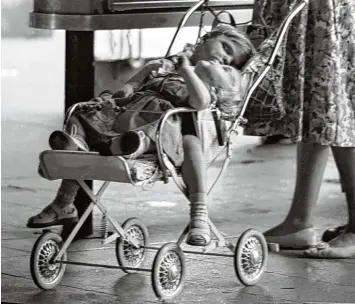  ?? Foto: dpa ?? Als der kleine Junge im Kinderwage­n vor knapp 60 Jahren geboren wurde, war die Mütterrent­e noch kein Thema. Jetzt soll die Mutter, falls sie noch lebt, pro Monat für ihr Kind zusätzlich gut 90 statt 60 Euro Rente bekommen.