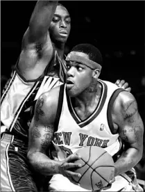 ?? PETER MORGAN/ AP ?? New York Knicks forward Eddy Curry, right, drives to the basket past Chris Taft of the Golden State Warriors. Curry ended up with 11 points, shooting 4-for-9 in a losing cause. The Warriors won 83-81.
