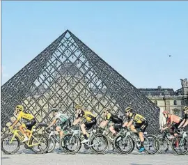  ?? POOL / REUTERS ?? El Louvre. Una de las muchas imágenes para el recuerdo que deja el final del Tour, el paso por la pirámide del Louvre