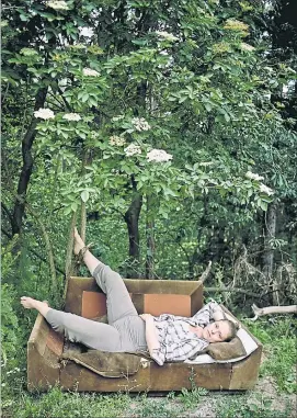  ?? [ Iris Andraschek/Bildrecht Wien ] ?? Seit den 1990er-Jahren fotografie­rt Iris Andraschek Biobauern und Aussteiger im Wein- und Waldvierte­l: Hier „Minou“aus der Serie „Gardens under the influence“, 2006.