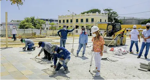  ?? Hansel vásquez ?? La gobernador­a Elsa Noguera visitando las obras de la Plaza Central del Municipio de Soledad.