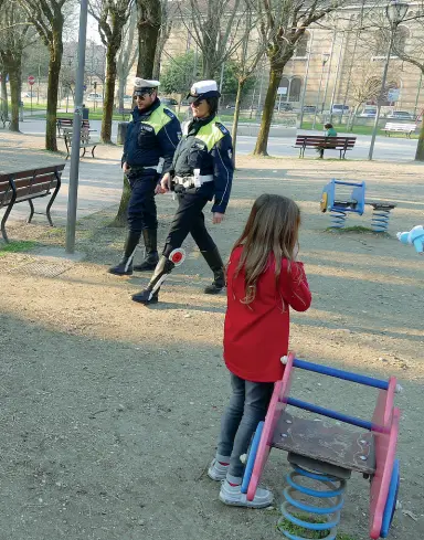  ?? (Foto Sartori) ?? Prevenzion­e Agenti della polizia municipale in un campo gioco