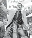  ?? Bild: Fred Schöllhorn ?? Mit dem FCA wurde Dieter Frey 1991 deutscher Pokalsiege­r mit der A Jugend. Hier trägt er Franz Bleicher auf seinen Schultern.