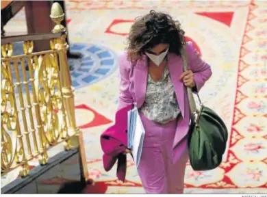  ?? MARISCAL / EFE ?? María Jesús Montero, ministra de Hacienda, a su salida del último Pleno del Congreso.